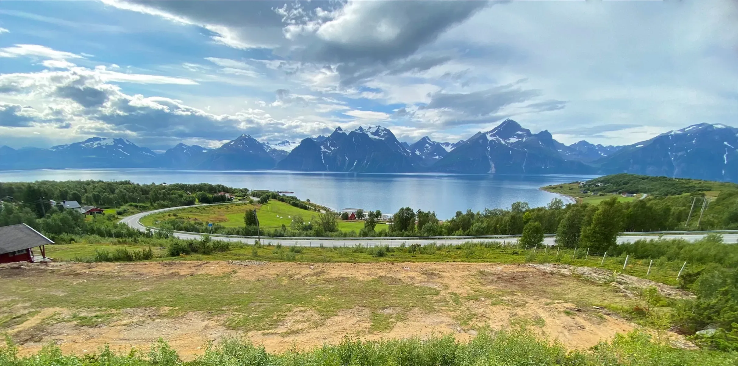 Spektakulær fjord og fjellandskap i Nord-Norge ved Lyngen